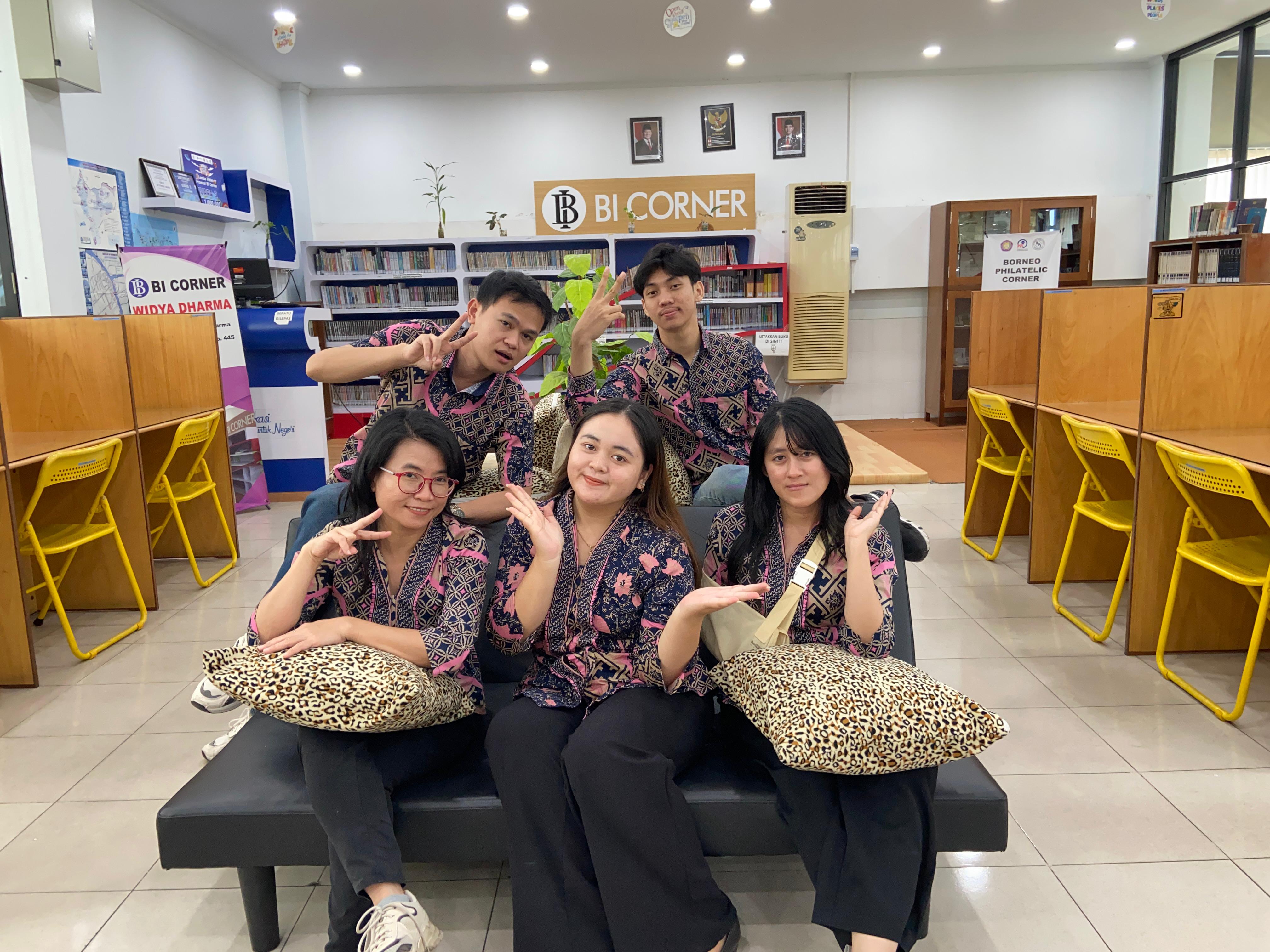 Gambar Kegiatan Bersih-bersih Perpustakaan